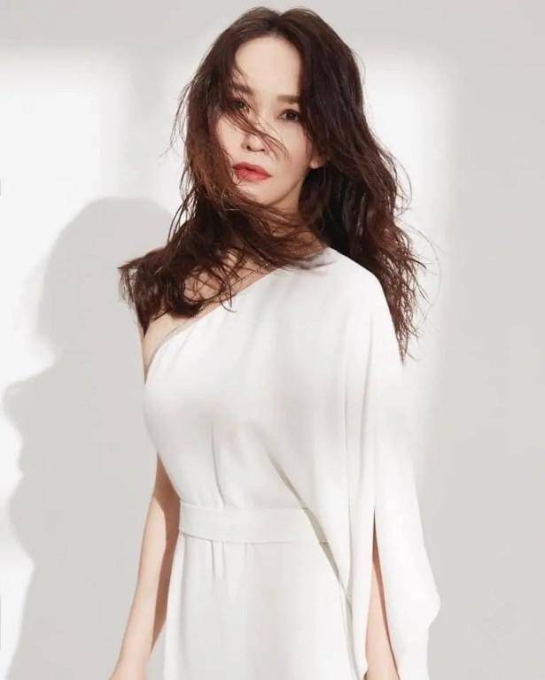 新加坡“第一女神”范文芳 新式穿搭美观大方 身材保持得真好 