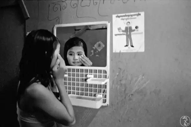 他 ,已婚,新加坡军人,竟埋伏在小学门口干坏事…坐牢7年+鞭刑