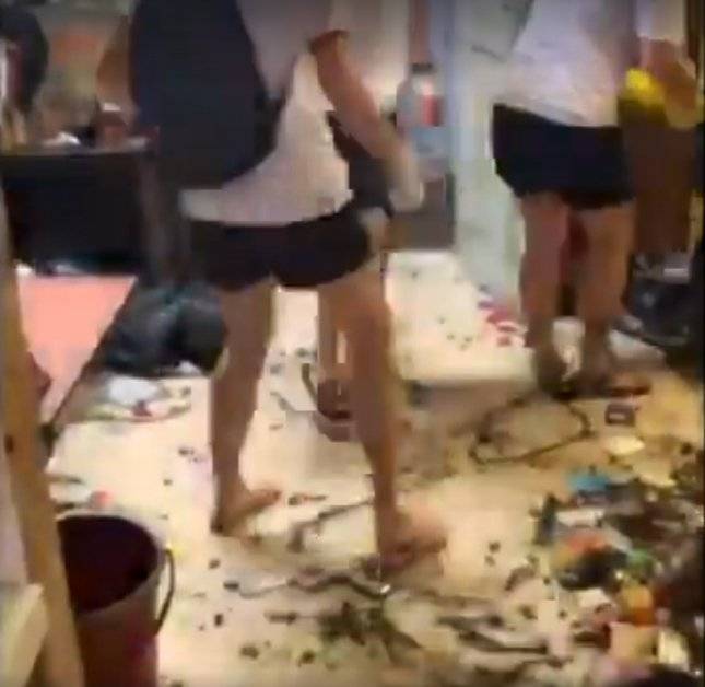 老汉杂物剩食堆满屋 义工打扫与蟑螂搏斗