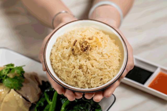 光烤就要1小时！新加坡老师傅带来的“黄米饭”，已经传了50多年