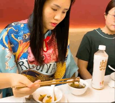 9.9新起吃網紅火鍋！小龍蝦湯底、花雕膠原湯，好喝到湯底都不剩