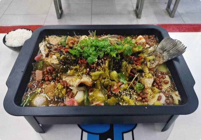 小马哥麻辣香锅烤鱼“免费吃”，装在盘子上不掉落 全都你的 