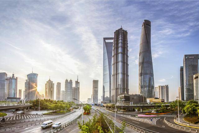 千禧年新加坡經濟實力碾壓上海，20年過去了，現在誰更勝一籌