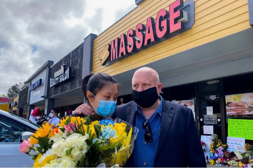 “我要殺死全部亞裔!” 49歲華人美女被槍殺,新加坡人出門要帶武器,美國亞裔還安全嗎