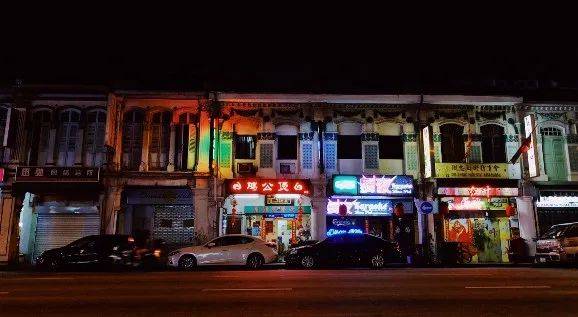 新加坡七部門聯合掃蕩芽籠紅燈區,帶走89人!持刀打架、咬警察、脫衣服… 好亂