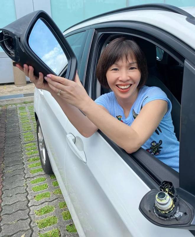 新加坡美女主播:“吓!中国卡车司机撞坏了我的宝马车...”