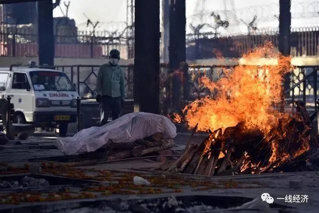 印度疫情失控，公園變焚屍台，大量富豪連夜逃離！包括進新加坡