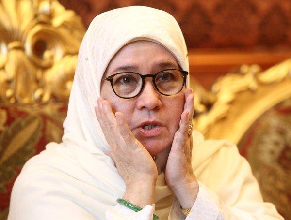 马国元首后称自己是黄姓广东人后代 被称“唐山的玲玲” 还神似甄妮