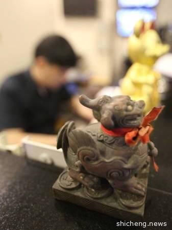 “开房”被酒店职员拒绝 醉汉拿3公斤铜狮砸人