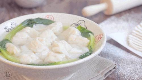 這裏居然有一家藏在鬧市裏的中餐小館!下雨天,要不要來碗馄饨