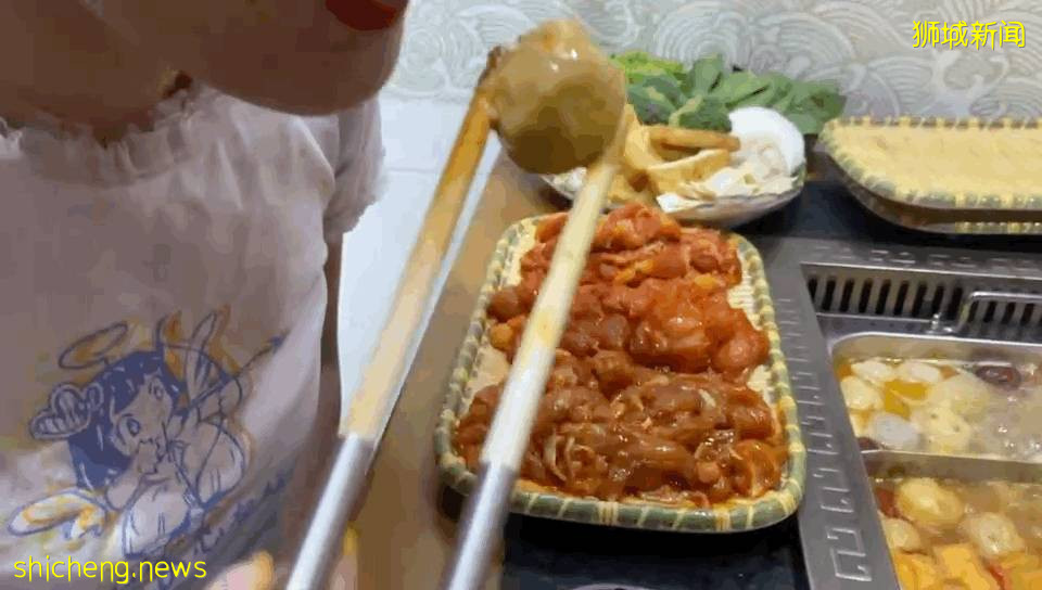 小木凳自助火锅新店开业两人同行一人免单，还送菜