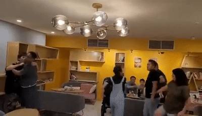 中國女留學生討薪被掌掴、踢飛！唐人街爆發抗議遊行！新加坡也有這種事嗎