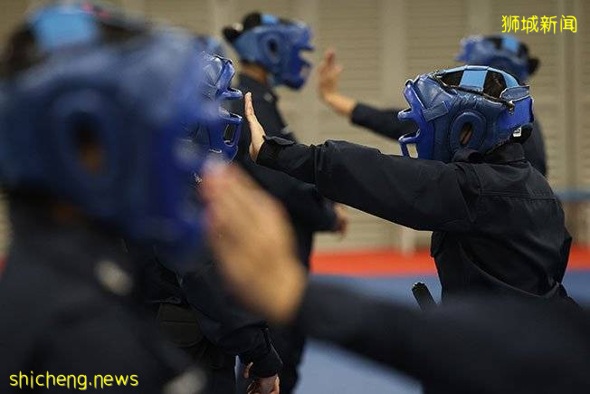 受父亲影响 女子也加入成监狱官