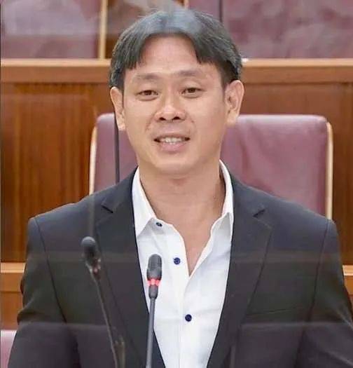 在家禁止裸体和禁止吸烟,哪个更难执行