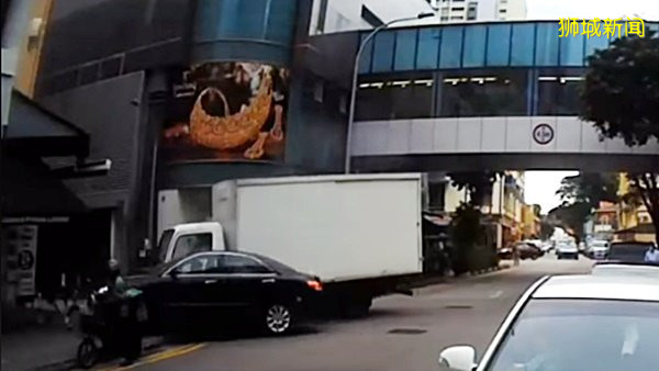 轎車橫沖直撞羅厘 送餐員餐廳前等候 險沒命