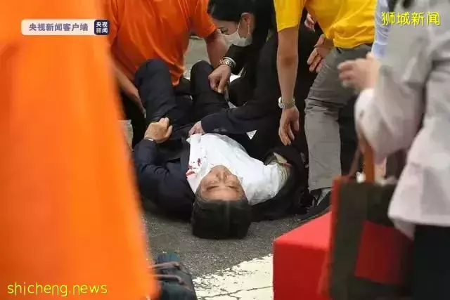 李顯龍總理發文!安倍晉三背後連中兩槍,美女保镖嚴重失職!他,和新加坡關系匪淺