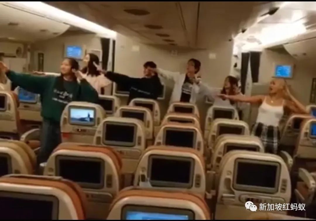 新航飞离新西兰最后航班　新加坡学生跳毛利舞致谢