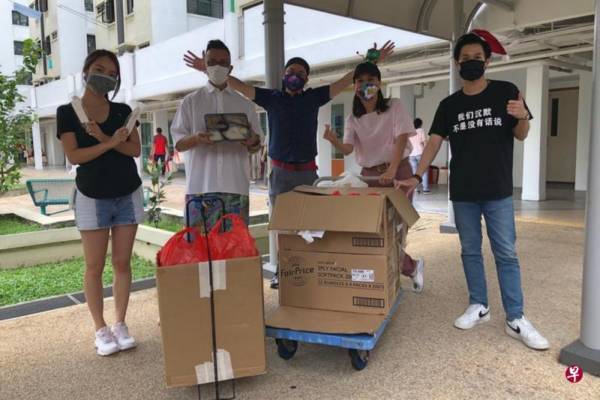 与新山父母分隔两地 陈汉玮隔空为母庆生 