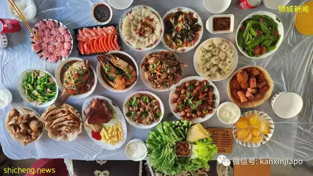 “两年多没回家了,我在新加坡挺好的,还给自己做了年夜饭,爸妈别惦记...”