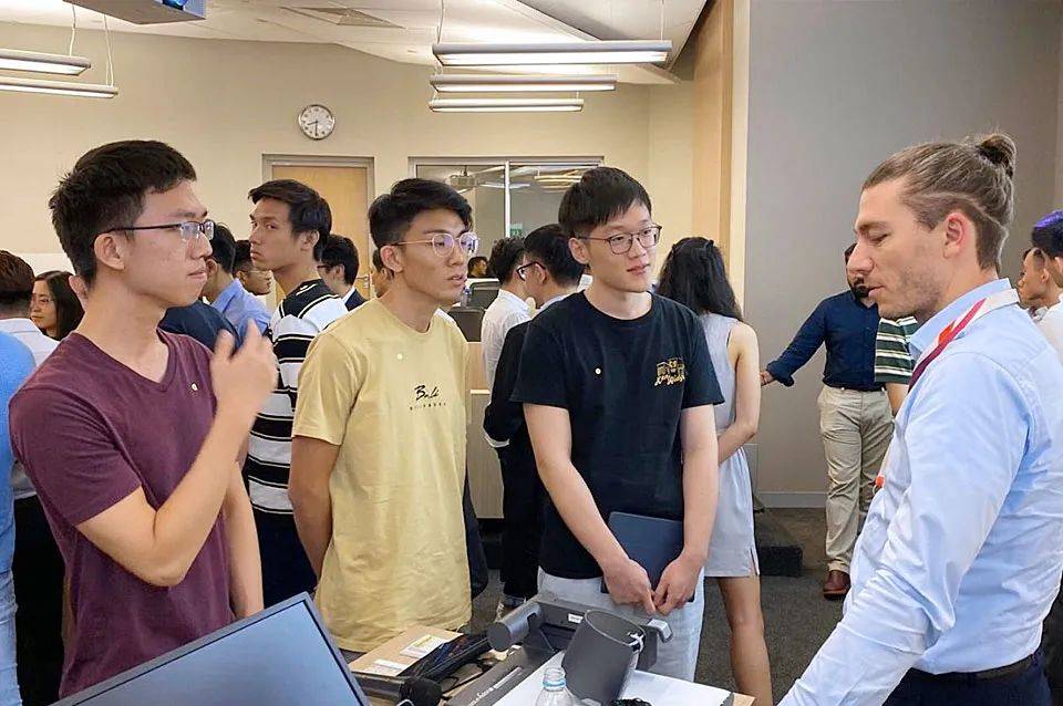 15岁的他,独自踏上了前往新加坡的求学之路