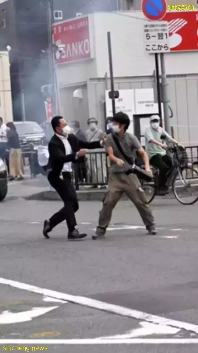 李顯龍總理發文!安倍晉三背後連中兩槍,美女保镖嚴重失職!他,和新加坡關系匪淺