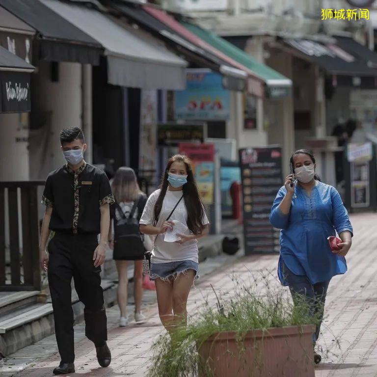 “因爲疫情,你們最終都離開了新加坡!我決定還是留下~”