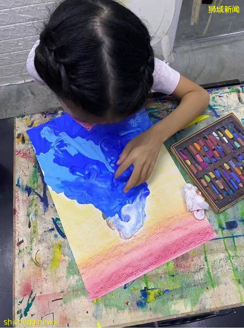 “我的孩子今年9岁，智力却只有6岁，她在新加坡特殊学校读小三，她很快乐”