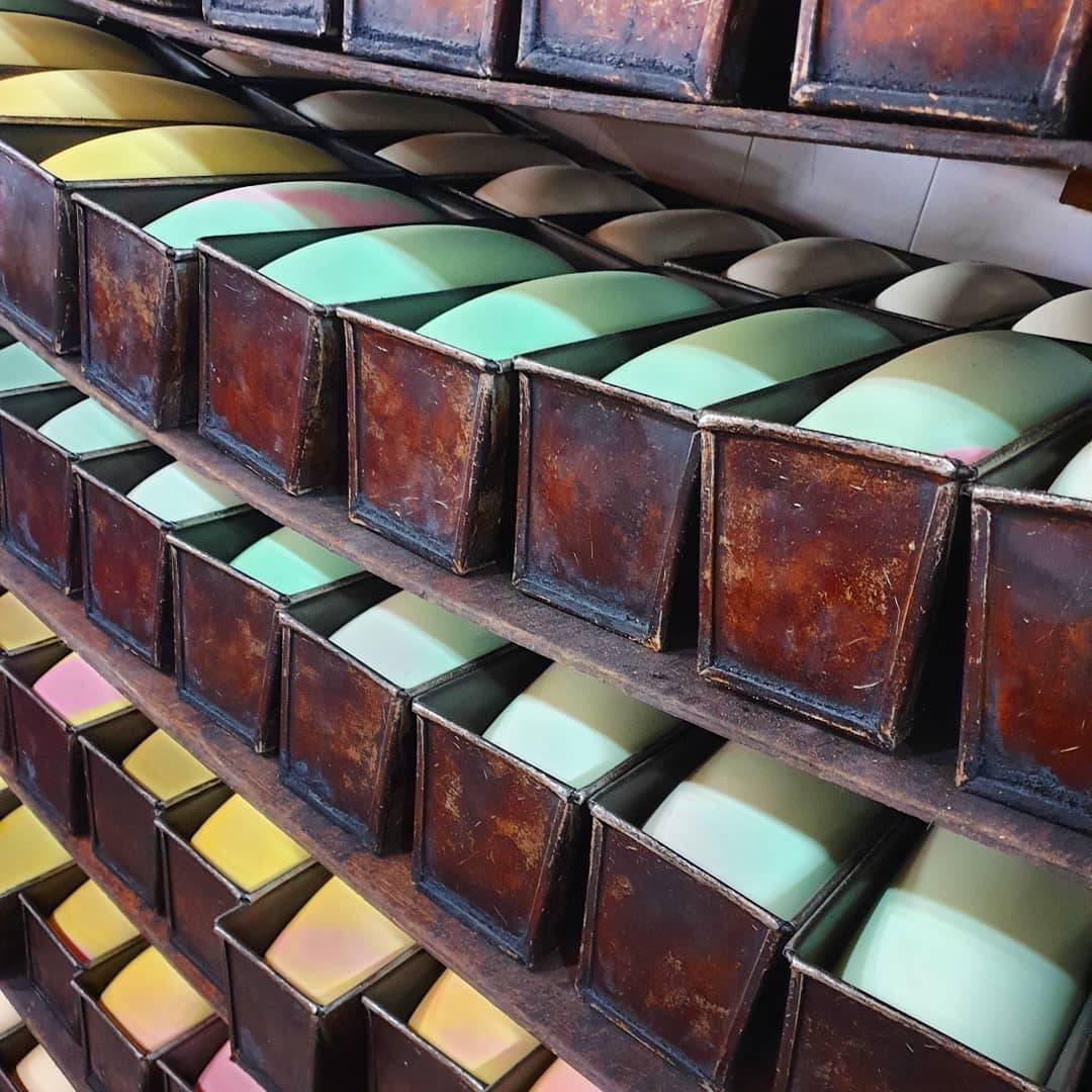 传统美食热烘烘!挂着彩虹的厚吐司🌈 新加坡老字号面包坊🍞经典美味,飘香千里