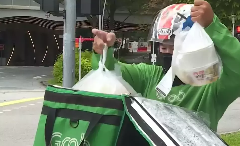新加坡雨水天气变多,送餐服务需求激增!送餐员反而会谨慎接单