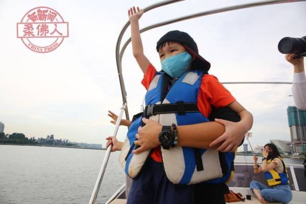 最近的距離遙遙相望 海峽短暫相聚 一家之主流下男兒淚