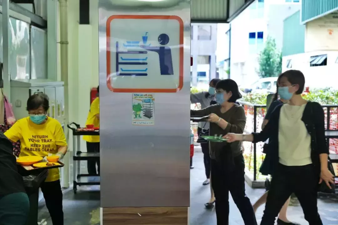 新加坡更多员工返回公司首日,市区饭点大排长龙