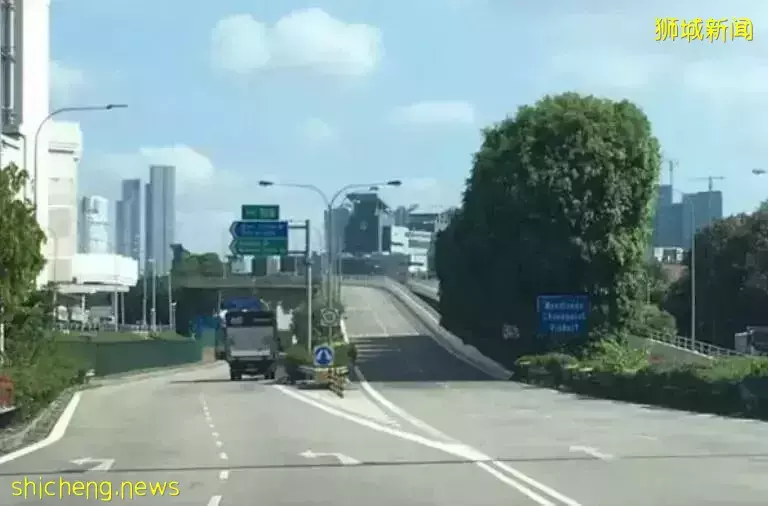 新加坡老妇寻厕走失三小时,新山关卡官民协力寻回