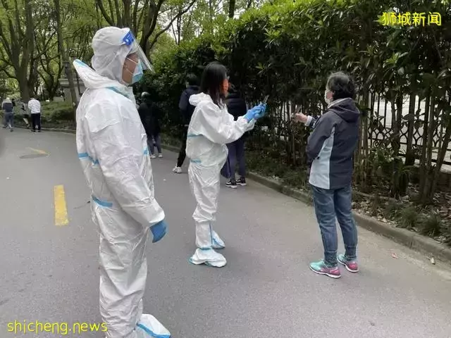 干了一个月“脏累活儿”,来自新加坡的她成为小区里最受尊敬的人