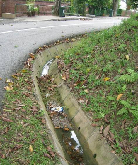 昨天!新加坡遭40年来最强暴雨袭击,全岛多处被洪水淹没,驾车犹如水中行船