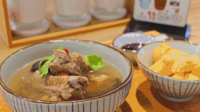 玩轉獅城風味!享譽世界的新加坡肉骨茶,究竟有多美味