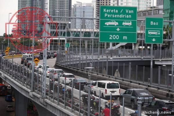 ◤新国启动断路器◢四五百人挤长堤 关卡严检 耗3小时通关