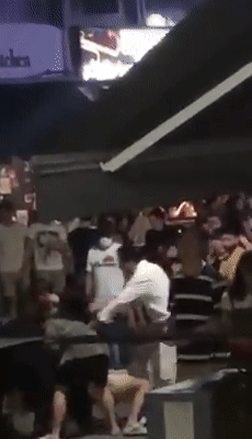 今增x，累计x | 报复性消费？新加坡小贩中心百人聚餐热聊，深夜豪饮砸酒瓶群殴