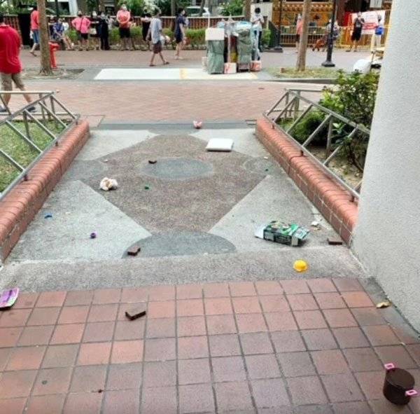 2岁孩童顽皮往窗外丢 天降“玩具雨”引围观