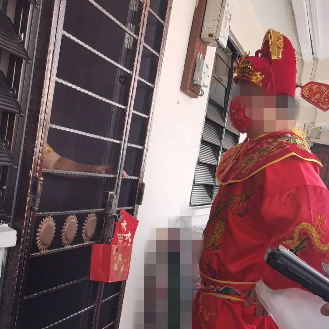 新加坡總理李顯龍魔性拜年視頻火了！各部長花式拜年，竟有財神爺上門討債