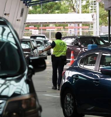 关卡非法U转被令重新排队 辅警遭鲁莽男头撞鼻骨折