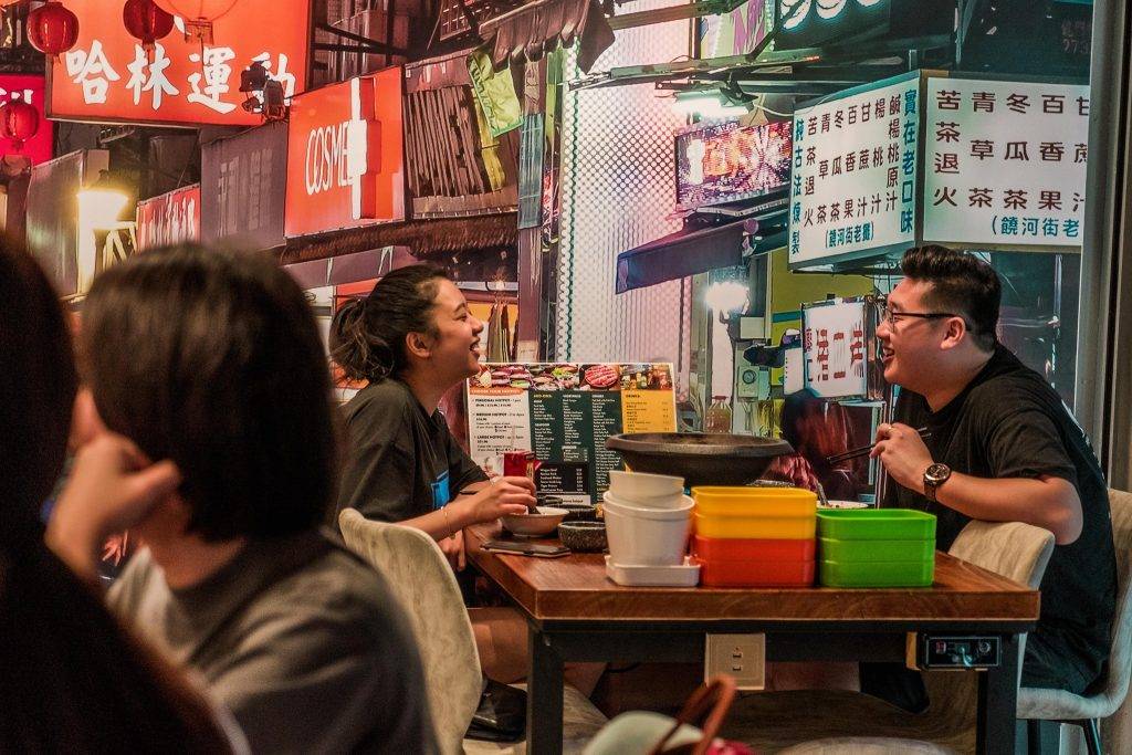 “肥媽石頭火鍋”先炒香再熬湯‼鍋底越涮越香🤤置身台灣夜市街頭，彌補無法出國的遺憾✈