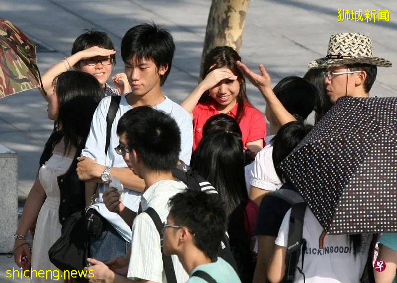 若长时间晒太阳 眼睛也要防晒