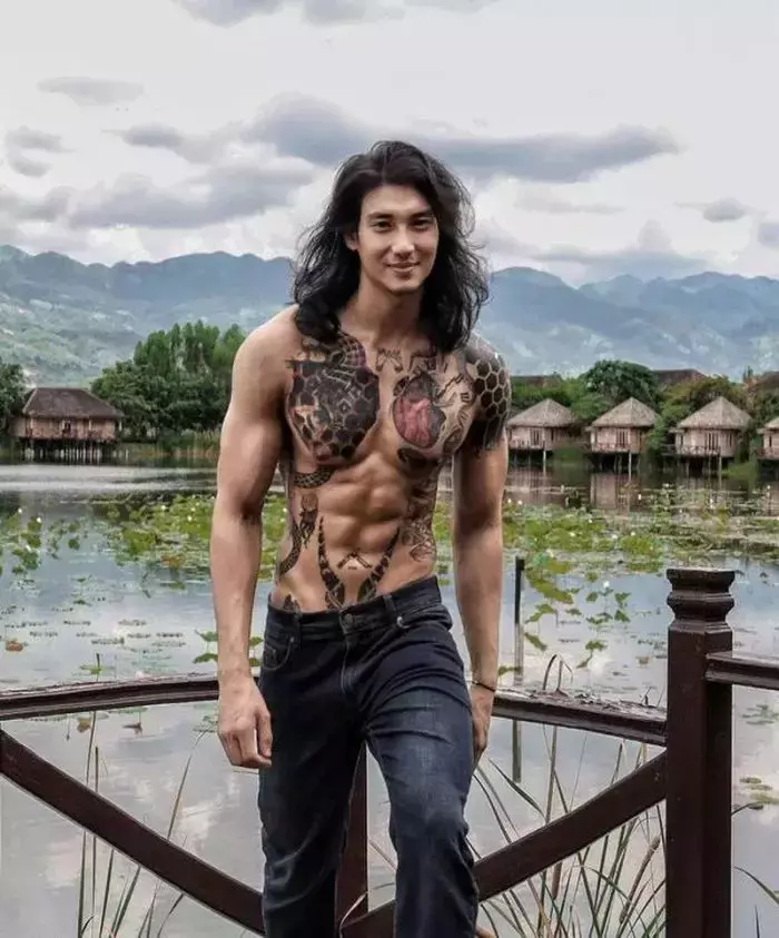 100個全球最帥的男人,新加坡無人上榜!他居然第一,撞臉王力宏、當過和尚,現被判入獄