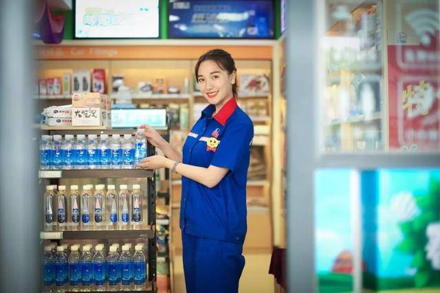 这个你经常喝的天然冰川水，如今在新加坡超市里也能买到