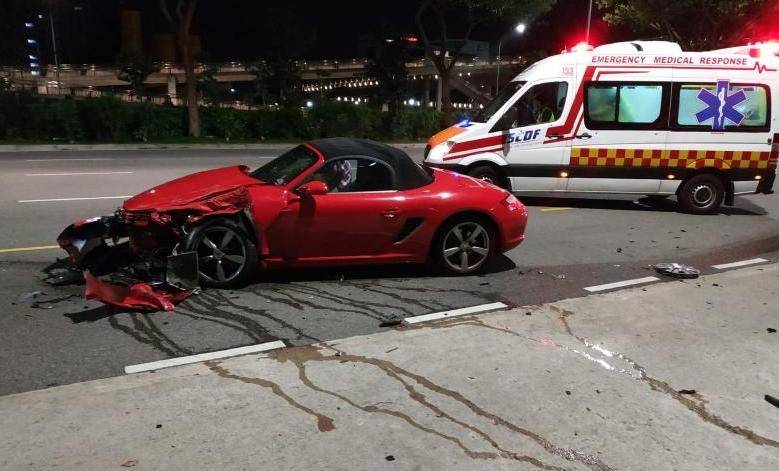 保時捷撞貨車車尾 ‧ 現場一片狼藉 司機涉酒駕被捕