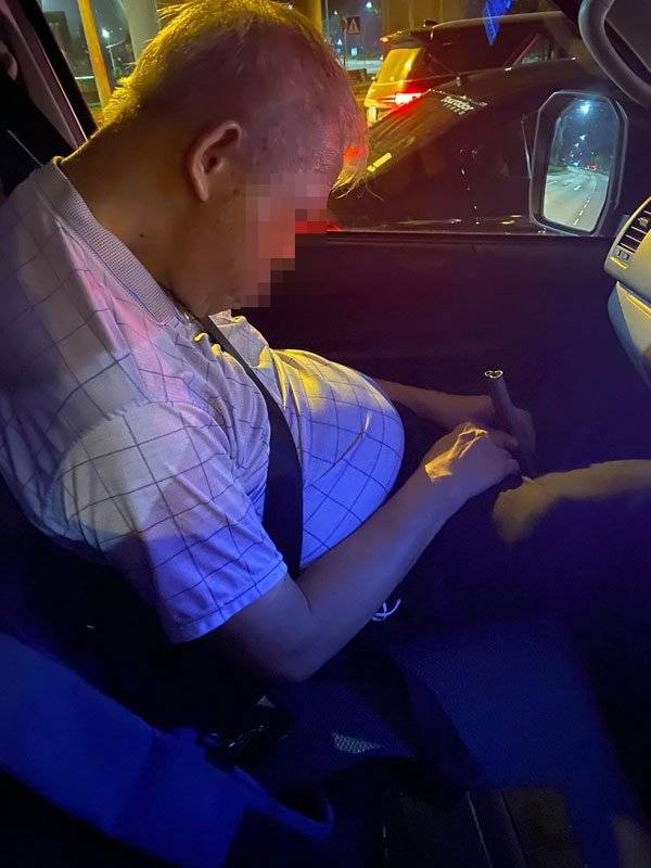 日背30公斤餅幹兜售 盲翁養自己30年