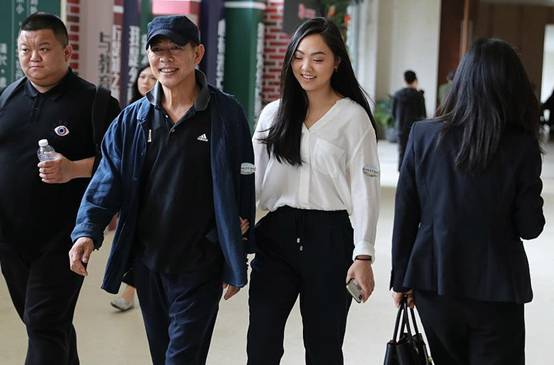 “8年了,我還拿不到一張新加坡綠卡……”