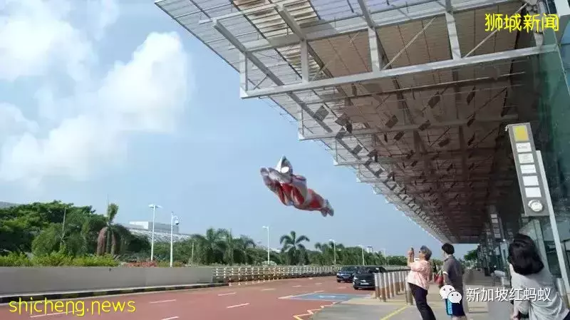 新加坡遭怪獸襲擊鹹蛋超人和魚尾獅聯手退敵，怎麽回事