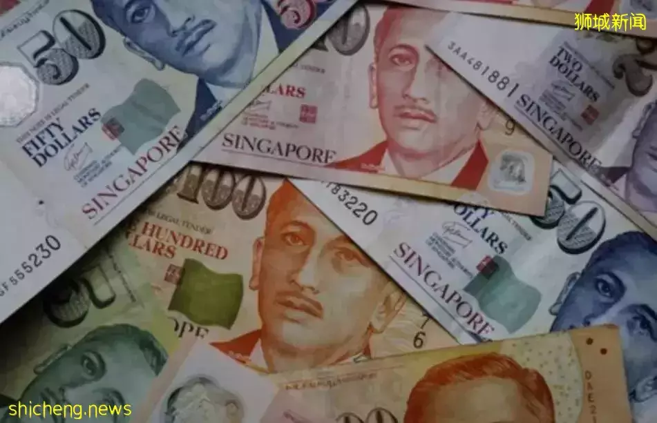 新加坡元彙率堅挺、向上直飚，一大群人急著換錢就爲周末花錢