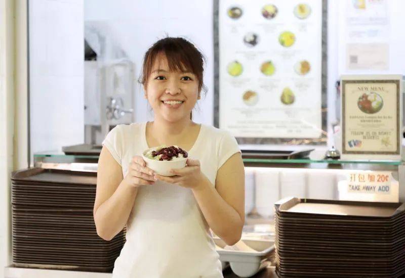 椰浆饭西施、韩流Oppa、运动潮人,来看看新加坡新一代小贩的另类风